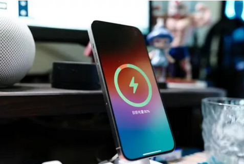 格尔木苹果15换屏服务分享用什么充电器给iPhone15充电更好 